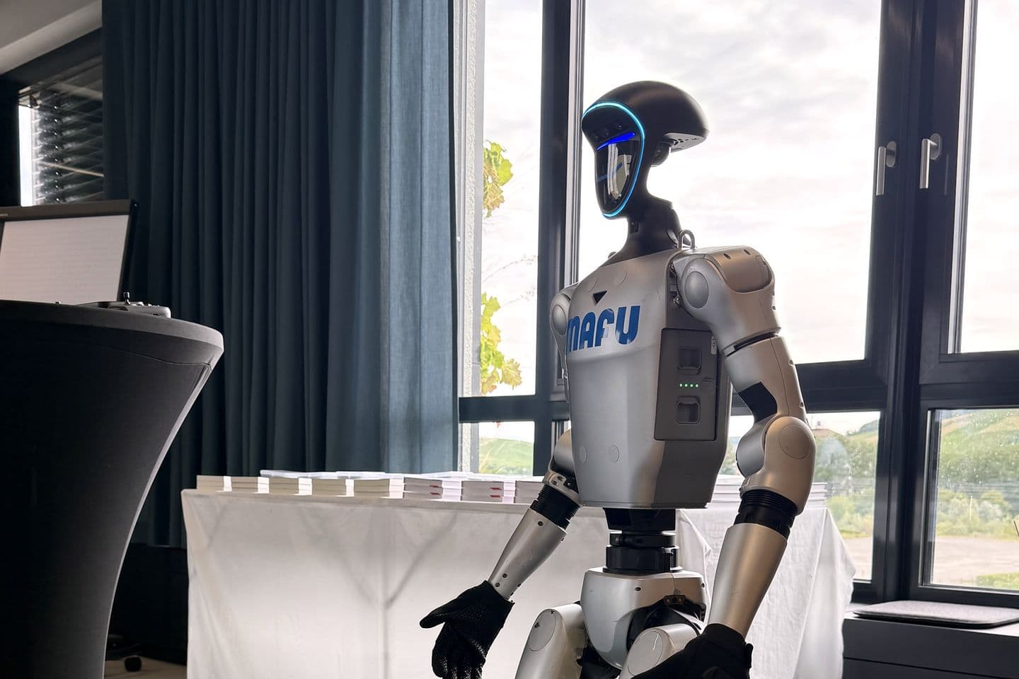 Humanoider Roboter auf der Bühne des Zukunftstags 2026 im IPAI Heilbronn